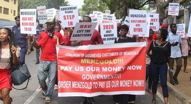 Photo of Aggrieved Menzgold Customers Demonstrate To Demand Payment Of Locked-up Funds