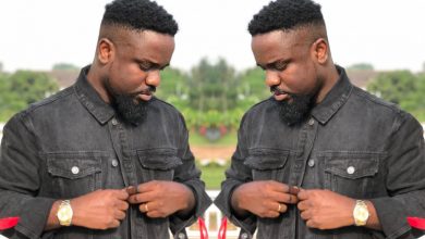 Photo of “I’m Ashamed and hurt for not making it to the Legend Nana Ampadu’s funeral – Sarkodie