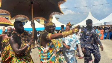 Photo of New chief falls from palanquin during coronation in Central Region