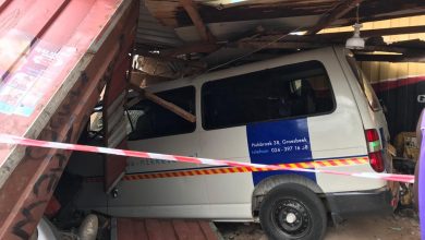 Photo of Takoradi: Trotro crashes into mechanic shop after failed overtaking