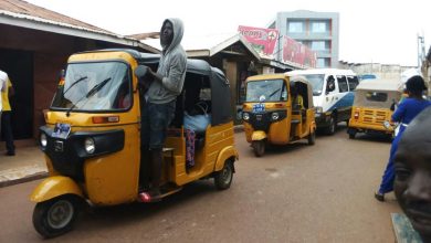Photo of A/R: Tricycle drivers block main road in protest of KMA decision to restrict their operations