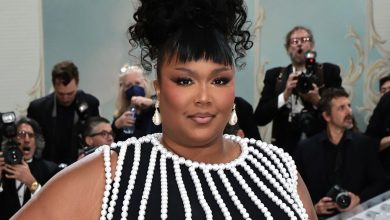 Photo of Lizzo’s dance crews show support for her amid lawsuit