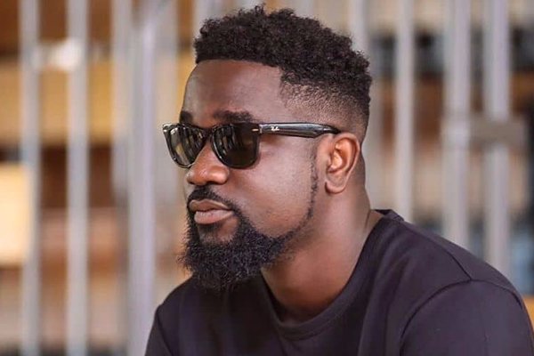 Ghanaian rapper who grew up in Tema, Sarkodie, has also gotten behind the effort to pressure the government into fixing the Tema Motorway