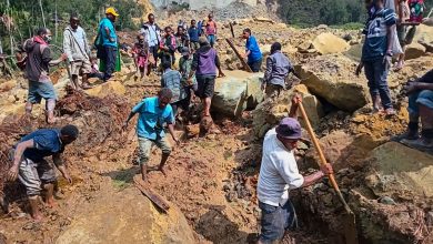 Photo of Papua New Guinea landslide: 2,000 feared buried, survivors dig with hands