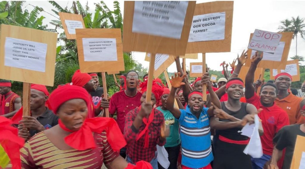 Concerned Cocoa Farmers in Ellembelle District took to a "galamsey" site in Sendu to protest the destruction of their cocoa farms and... 