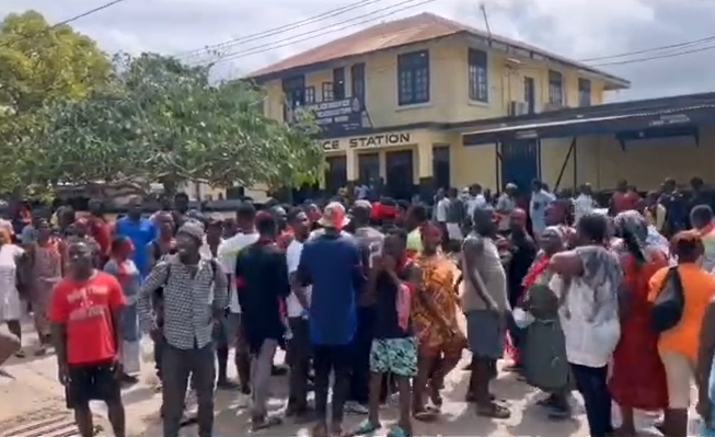 Hundreds of irate fishermen of Sekondi Takoradi converged at the Sekondi Police Station, demanding the release of their chief fisherman...