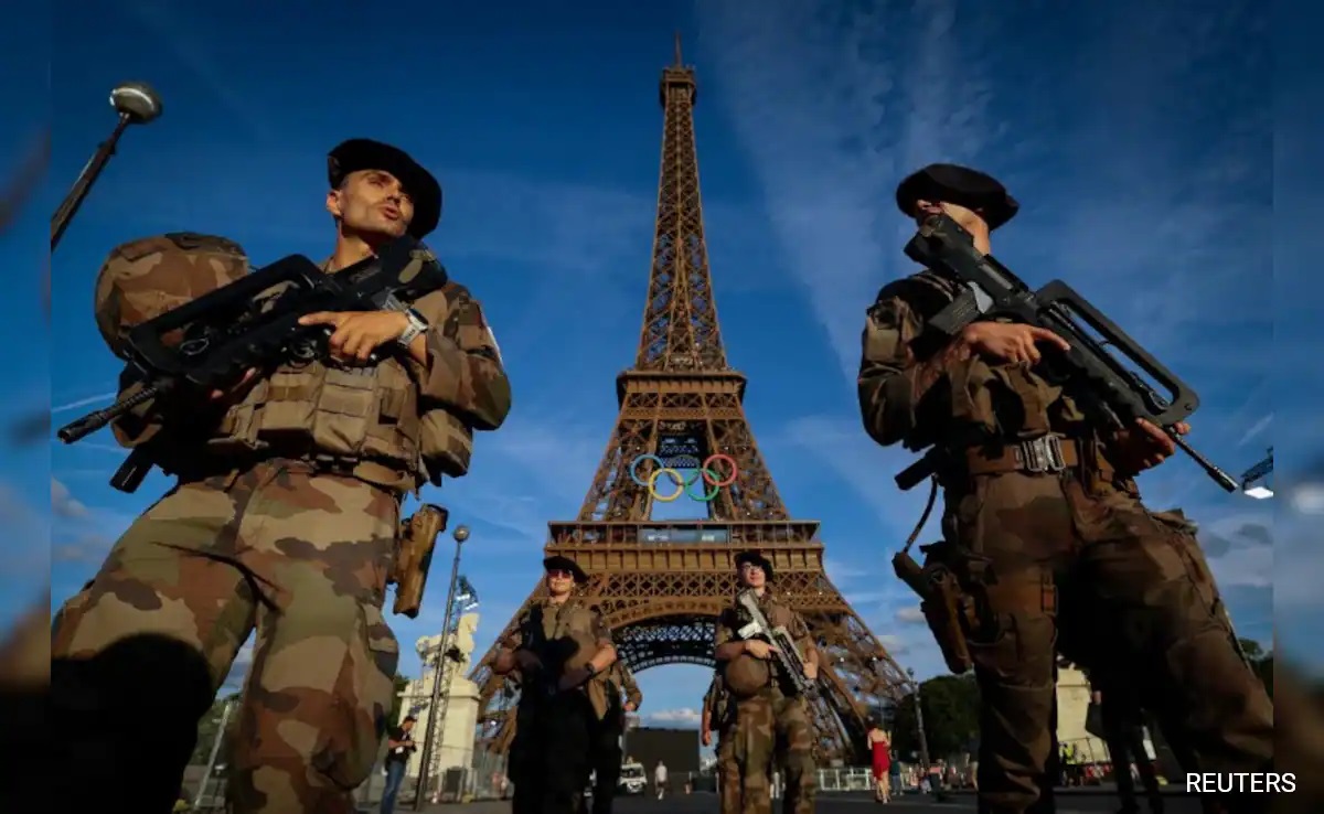 Photo of Man arrested for climbing Eiffel Tower hours before Olympics closing ceremony