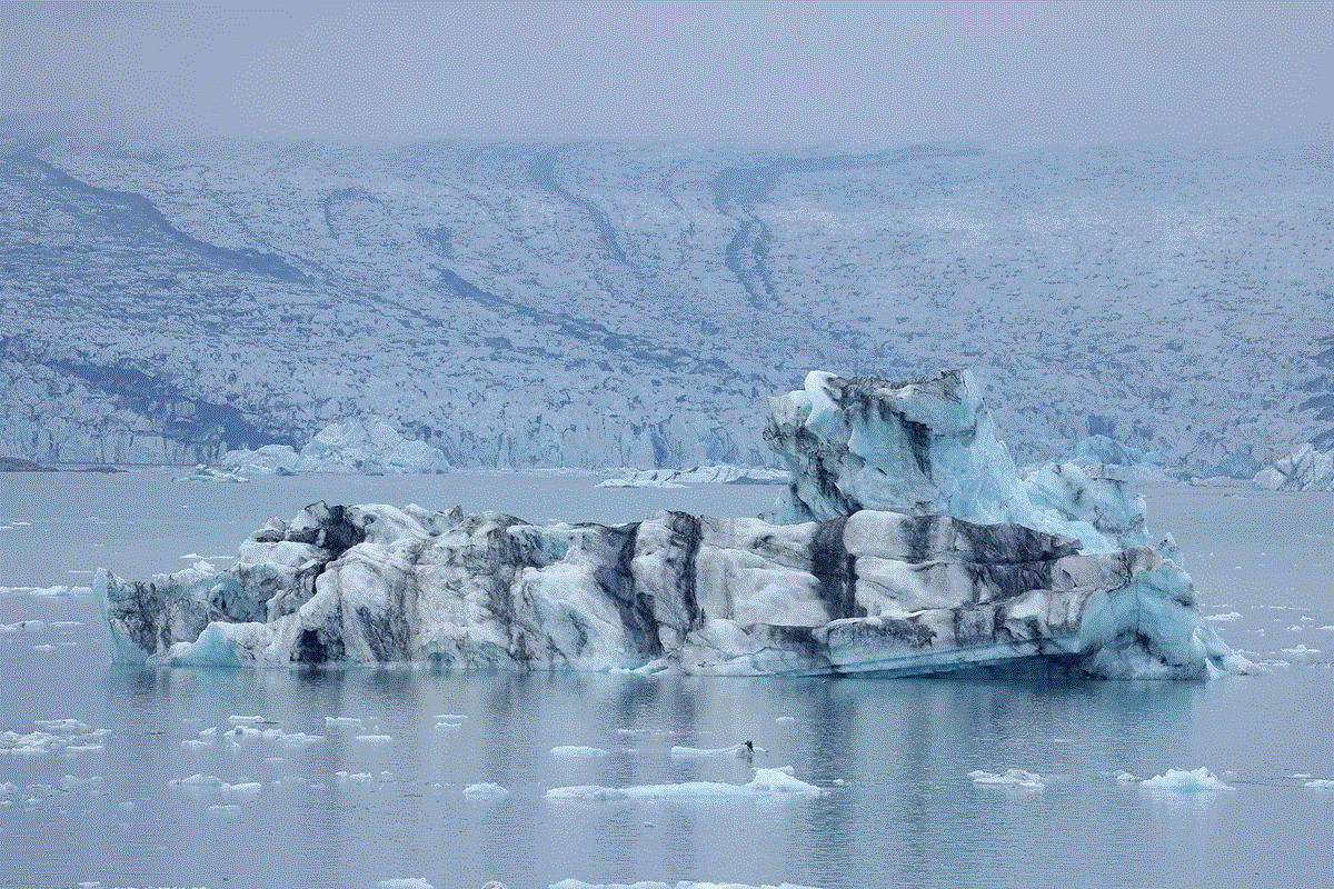 Photo of American tourist dies in ice collapse during glacier tour in Iceland