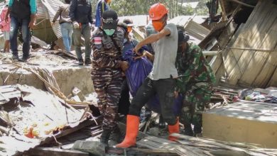 Photo of Volcanic eruption in eastern Indonesia kills at least 10 people