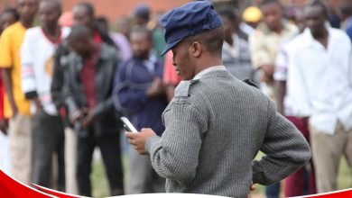 Photo of Zimbabwe bans police officers from using phones while on duty