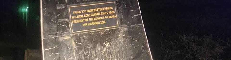 The statue of fmr President Akufo-Addo at the Effia Nkwanta Regional Hosp. roundabout in the Western Region, has been completely vandalized.